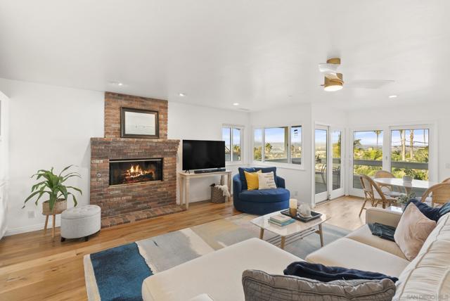 4474 Niagara Ave, San Diego CA: https://media.crmls.org/mediaz/7dd5422b-591e-4f0f-8aea-3181559a5872.jpg