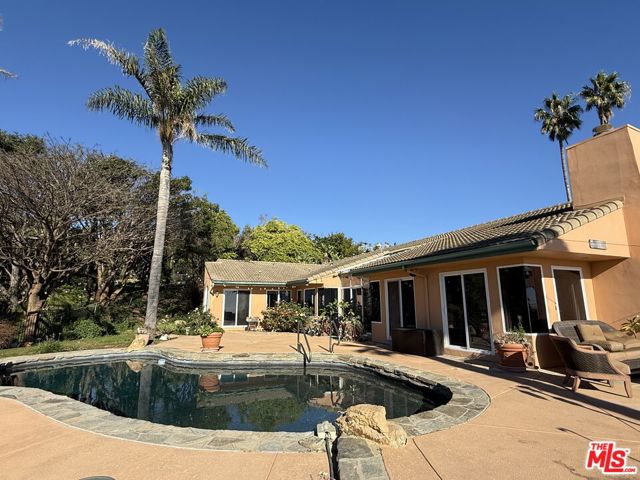 20776 Big Rock Drive, Malibu CA: https://media.crmls.org/mediaz/7dd6d1b3-ab98-42fa-8c10-f7f2f9b203bc.jpg