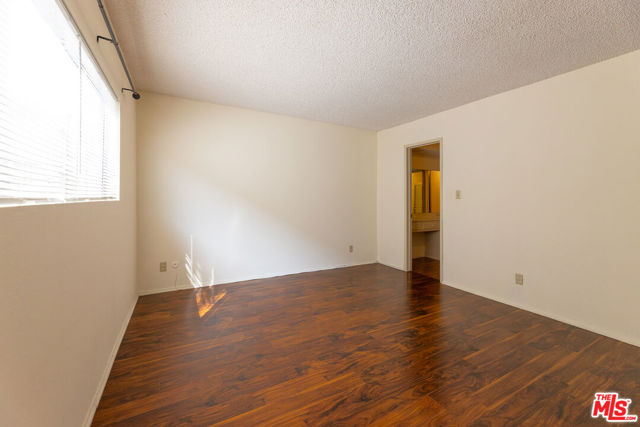 5330 Zelzah Avenue, Encino CA: https://media.crmls.org/mediaz/7dd6dcba-bd82-446e-9e85-7bd9512244a2.jpg