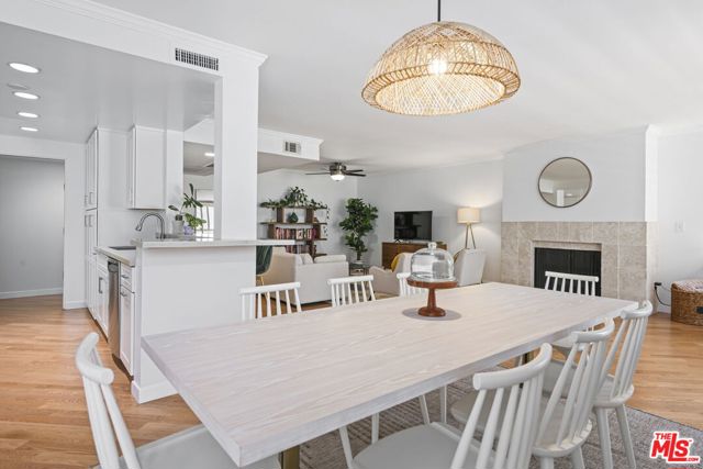 725 S Barrington Avenue, Los Angeles CA: https://media.crmls.org/mediaz/7dd83749-c2b2-4657-8936-1e50731ec40e.jpg