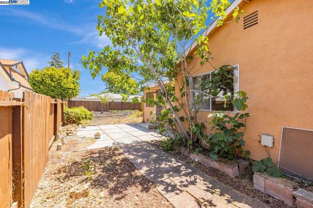 40122 Besco Dr, Fremont CA: https://media.crmls.org/mediaz/7dd86582-b36a-41ac-a9c4-57056624205a.jpg
