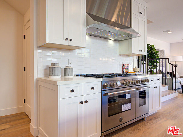 819 N Sycamore Avenue, Los Angeles CA: https://media.crmls.org/mediaz/7dd87e28-f3ed-440f-b41c-32e645bebeae.jpg