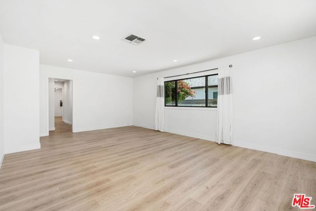 14357 Collins Street, Sherman Oaks CA: https://media.crmls.org/mediaz/7dd8e31b-b889-4a71-aaf8-7ba935aefa1e.jpg
