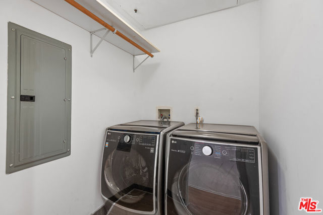 900 N West Knoll Drive, West Hollywood CA: https://media.crmls.org/mediaz/7dd91539-2325-4dd6-893c-e548d8ccf3c9.jpg