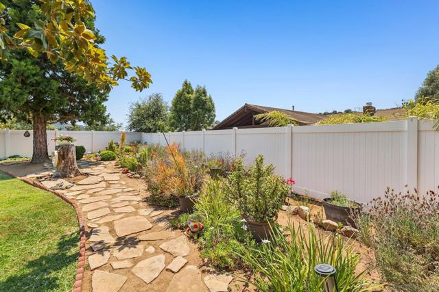 2807 Carlton Way, Fallbrook CA: https://media.crmls.org/mediaz/7dd95aea-4b49-47df-b7f9-f31a9cdb6525.jpg