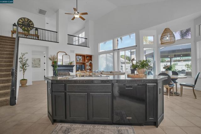 2856 Gardenside Ct, Brentwood CA: https://media.crmls.org/mediaz/7dda6f12-c6ab-42e1-9795-52879b3ee7bf.jpg