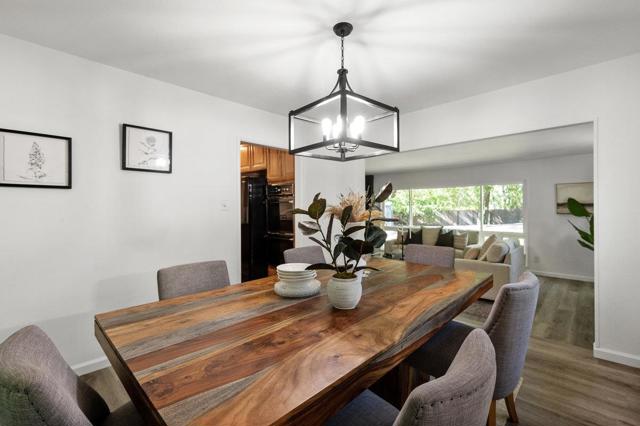 2085 Edgewood Road, Redwood City CA: https://media.crmls.org/mediaz/7ddba2a5-1969-4e26-a52f-f4d18adb498e.jpg