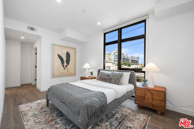 1016 N Martel Avenue, West Hollywood CA: https://media.crmls.org/mediaz/7ddbbfc5-b395-41f3-bb25-fe00a247faea.jpg