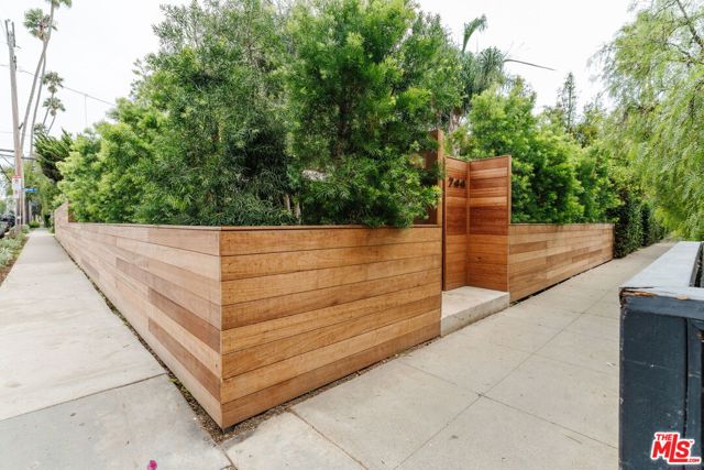 744 Amoroso Place, Venice CA: https://media.crmls.org/mediaz/7ddd2ed8-2700-4db1-954a-c757c97f361d.jpg
