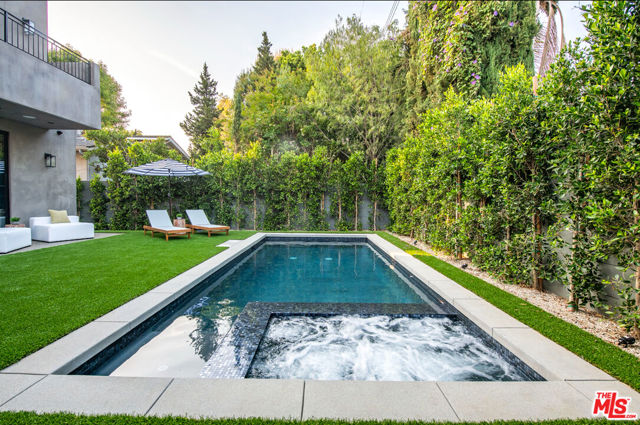 4112 Shadyglade Avenue, Studio City CA: https://media.crmls.org/mediaz/7dde1a96-4ed4-4ca8-a72f-7b74be440823.jpg