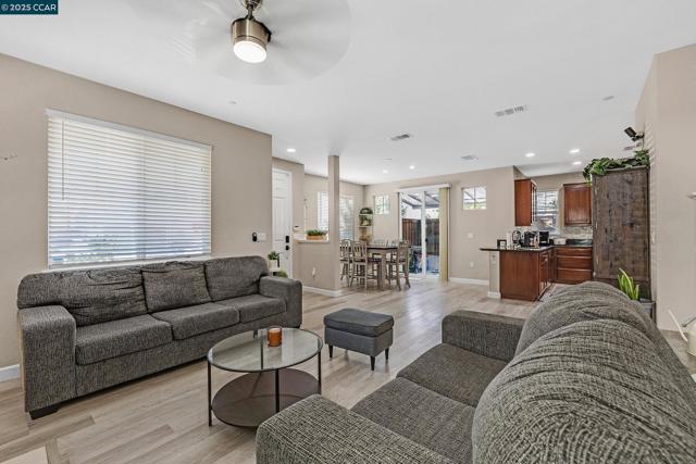 210 Belle Harbor Circle, Pittsburg CA: https://media.crmls.org/mediaz/7de0098d-5901-4661-bce5-e8b2d742fd1d.jpg