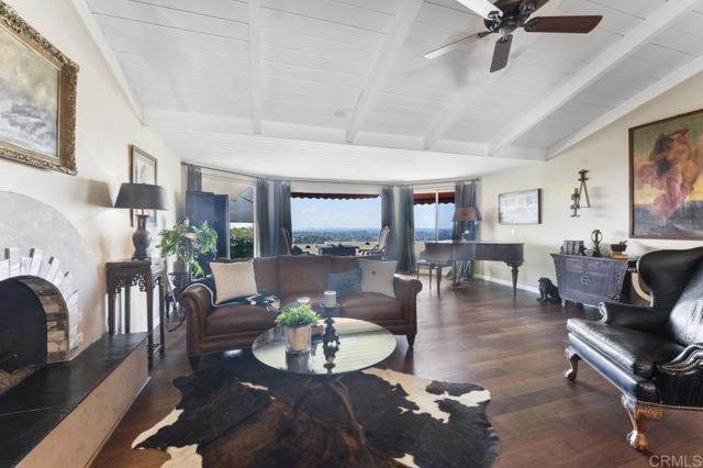 4331 Summit Drive, La Mesa CA: https://media.crmls.org/mediaz/7de0645a-06e1-47e4-9897-4cecf14b88cf.jpg