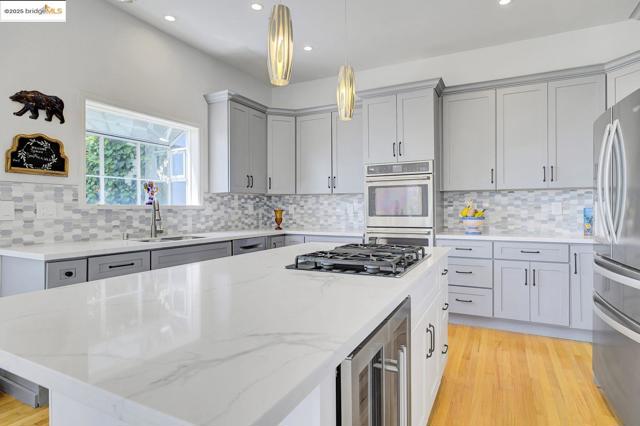 7075 Elverton Dr, Oakland CA: https://media.crmls.org/mediaz/7de09cce-2850-4a52-b184-d1ec5297f4bd.jpg