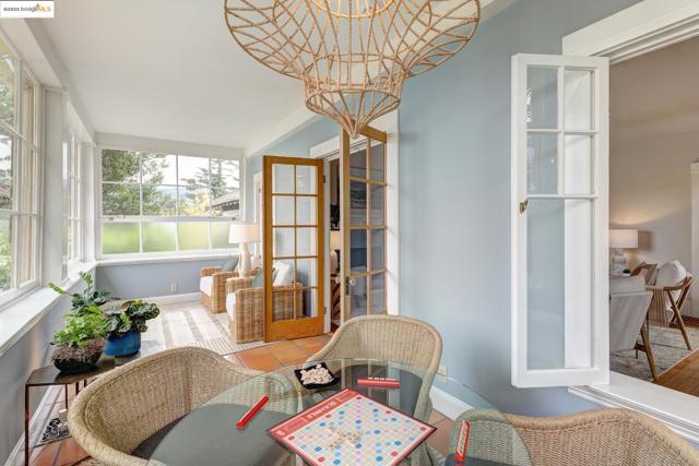 3860 Greenwood Ave, Oakland CA: https://media.crmls.org/mediaz/7de1593d-f4b4-4887-9046-dd0334446289.jpg