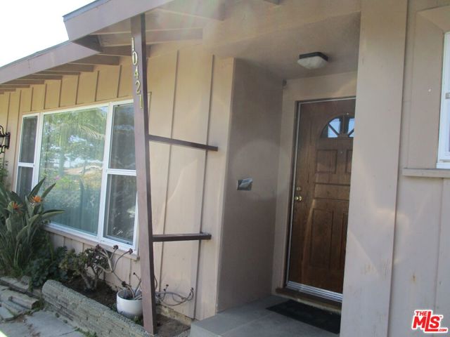 10421 S 1st Avenue, Inglewood CA: https://media.crmls.org/mediaz/7de16872-2188-4e90-995b-33b8610e81b7.jpg