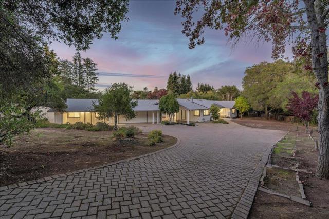 12272 Windsor Court, Los Altos Hills CA: https://media.crmls.org/mediaz/7de250ef-ff8d-4eb8-b67f-8b6190ab1006.jpg