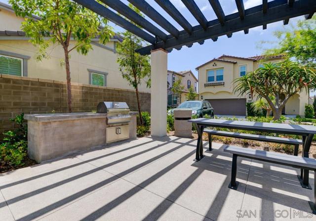 6698 Spartina Ct, Carlsbad CA: https://media.crmls.org/mediaz/7de290e8-3686-470f-a152-6c3b7b9bcf7e.jpg