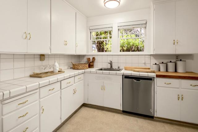 763 College Avenue, Menlo Park CA: https://media.crmls.org/mediaz/7de2dc0b-90e7-417c-8c74-9e0a618b36a4.jpg