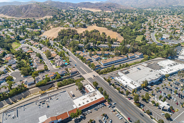 5720 Skyview Way, Agoura Hills CA: https://media.crmls.org/mediaz/7de45971-329a-473b-b3ed-b554756e1262.jpg