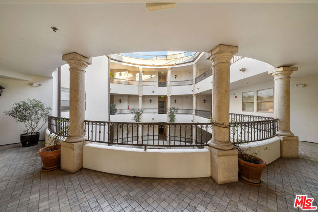 122 N Clark Drive, West Hollywood CA: https://media.crmls.org/mediaz/7de50e9c-ff5d-4c83-a75c-7eeaa06faf97.jpg