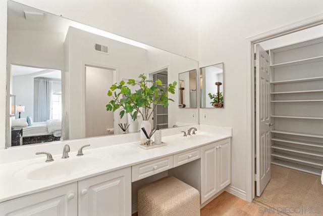 8619 Via Mallorca, La Jolla CA: https://media.crmls.org/mediaz/7de5296a-2370-4b75-95dd-33a058323e50.jpg