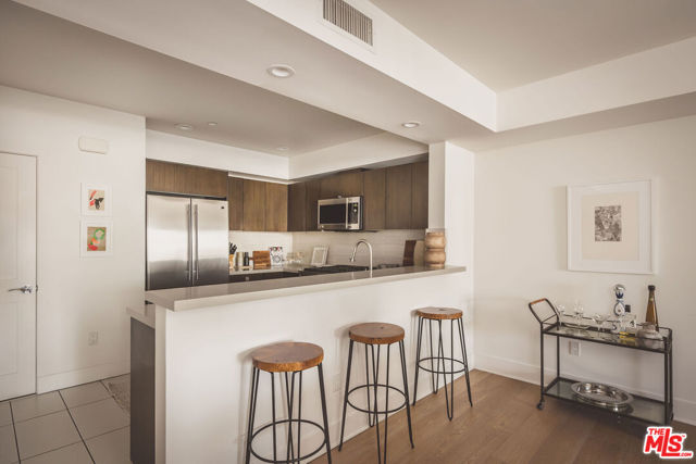 118 N Kings Road, Los Angeles CA: https://media.crmls.org/mediaz/7de55b8c-2b5b-4294-818e-62fc9f0f959d.jpg
