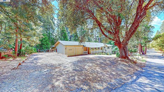 23357 Middle Camp Rd, Twain Harte CA: https://media.crmls.org/mediaz/7de60ef8-1361-4c44-8162-598ac37a10c5.jpg