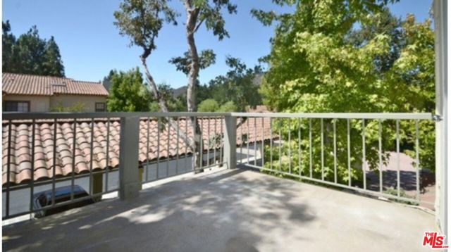 973 WESTCREEK Lane, Westlake Village CA: https://media.crmls.org/mediaz/7de62582-3551-4c17-9378-f6ca7c86de04.jpg