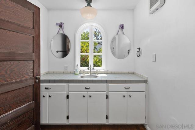 7728 Ludington Pl, La Jolla CA: https://media.crmls.org/mediaz/7de75ad3-a919-4d19-99ed-ba6bc05196a6.jpg