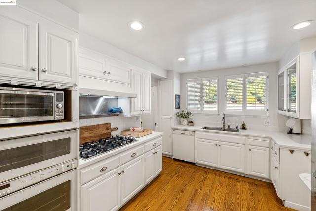 5701 La Salle Ave, Oakland CA: https://media.crmls.org/mediaz/7de77637-3269-45c3-b111-16cdc9dffe65.jpg