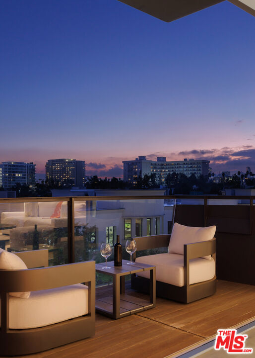 8899 Beverly Boulevard, Los Angeles CA: https://media.crmls.org/mediaz/7de8a925-472d-485d-812e-2ec6ba3de6a7.jpg