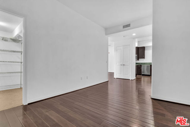 4050 GLENCOE Avenue, Marina del Rey CA: https://media.crmls.org/mediaz/7de90005-c8c3-40a9-bc59-423de796300b.jpg