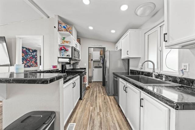 Detail Gallery Image 8 of 29 For 9902 Jamacha Bld Spc 81,  Spring Valley,  CA 91977 - 3 Beds | 1 Baths