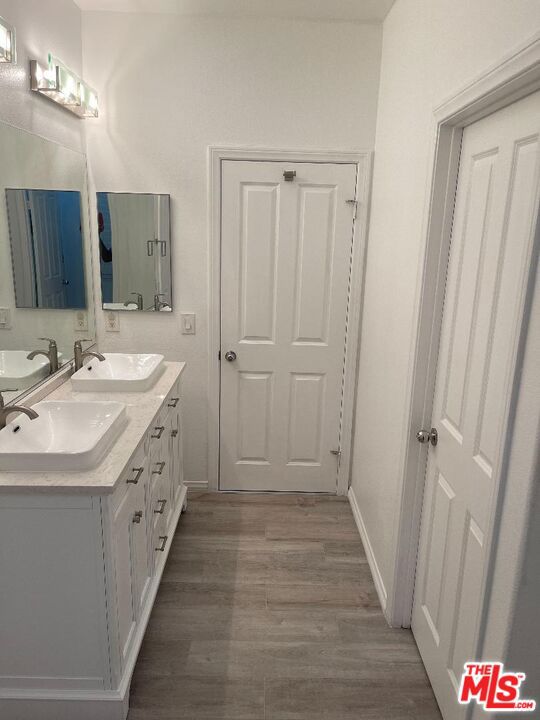 9009 S Calvin Way, Inglewood CA: https://media.crmls.org/mediaz/7dea64ca-b846-4af5-99e0-2e9f643a2917.jpg
