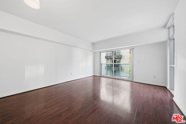 13700 Marina Pointe Drive, Marina del Rey CA: https://media.crmls.org/mediaz/7dea8ca8-53a0-419e-9d5d-a2459105263e.jpg