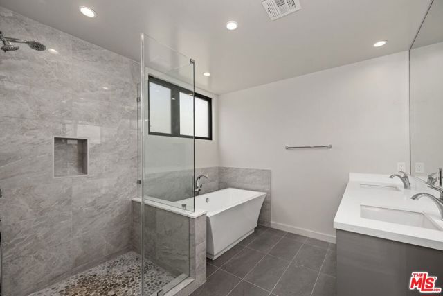 816 N Orange Drive, Los Angeles CA: https://media.crmls.org/mediaz/7deb0937-429e-4958-93dc-458002c86420.jpg