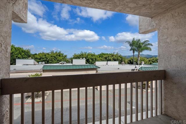 Detail Gallery Image 8 of 28 For 730 Silver Dr, Vista,  CA 92083 - 3 Beds | 2/1 Baths