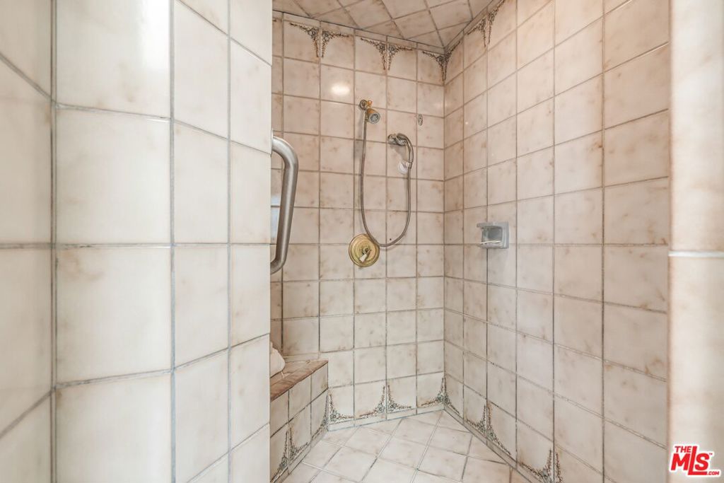 https://media.crmls.org/mediaz/7deb2270-9761-46f9-86fe-b486794b1739.jpg?preset=X-Large