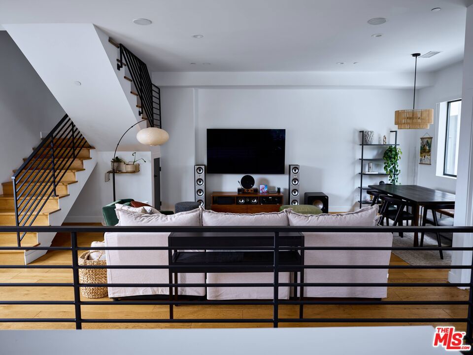 https://media.crmls.org/mediaz/7deba610-4931-427e-be5d-8eb1ea5d1a74.jpg?preset=X-Large