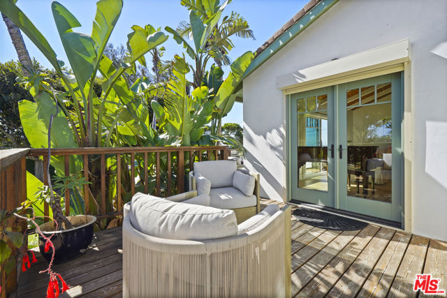 6052 Merritt Drive, Malibu CA: https://media.crmls.org/mediaz/7debc402-bdcb-4515-9bc1-cc18c4ba1c01.jpg