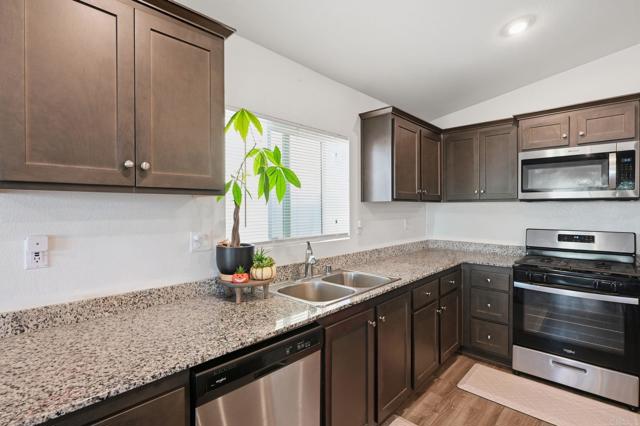 Detail Gallery Image 5 of 30 For 1262 Allegiance Ave, Hemet,  CA 92543 - 4 Beds | 2/1 Baths