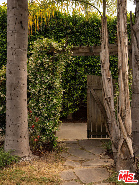 1444 S Sierra Bonita Avenue, Los Angeles CA: https://media.crmls.org/mediaz/7ded2c60-a8c8-4e48-92d1-4c944765f0ea.jpg