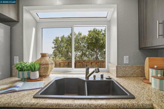2132 Rock Pass Pl, Martinez CA: https://media.crmls.org/mediaz/7ded92d6-8b53-46b0-a0e3-4011dae91535.jpg
