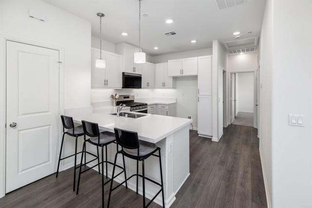 Detail Gallery Image 12 of 34 For 953 Radcliffe Trl, Vista,  CA 92081 - 2 Beds | 2 Baths