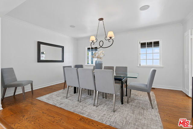 322 25th Street, Santa Monica CA: https://media.crmls.org/mediaz/7dee07a1-e06b-4293-8e26-4927eebf3cc9.jpg