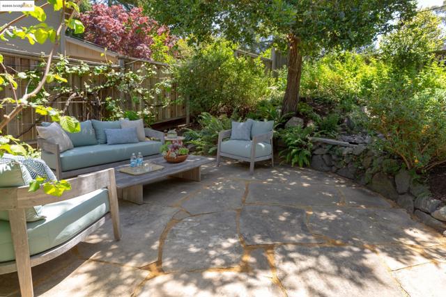 20 Ascot Ct, Oakland CA: https://media.crmls.org/mediaz/7def07de-29a1-44bd-9d65-8c0cf4306303.jpg