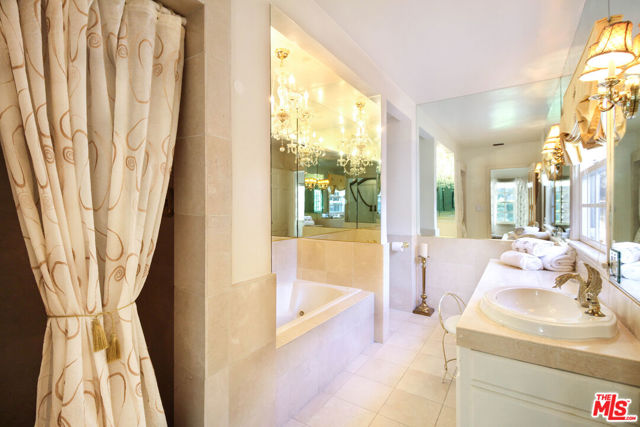 1148 COLDWATER CANYON Drive, Beverly Hills CA: https://media.crmls.org/mediaz/7def3d2f-0956-4c67-8d0f-f5b66ccfe7c6.jpg