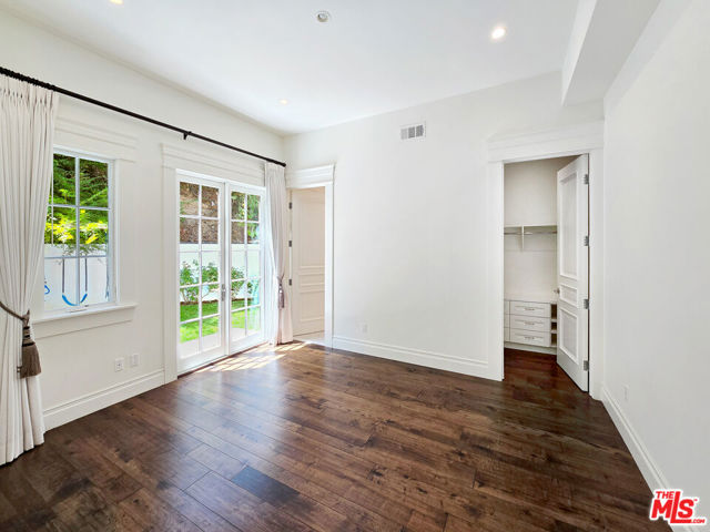 3815 Valley Meadow Road, Encino CA: https://media.crmls.org/mediaz/7def6127-570d-48b7-8157-002240757e03.jpg