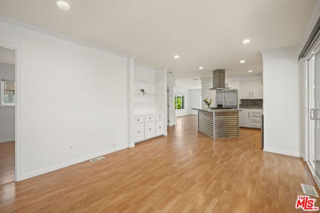 29500 Heathercliff Rd, Malibu CA: https://media.crmls.org/mediaz/7defff40-a483-4938-8e9e-807bd7dda39c.jpg