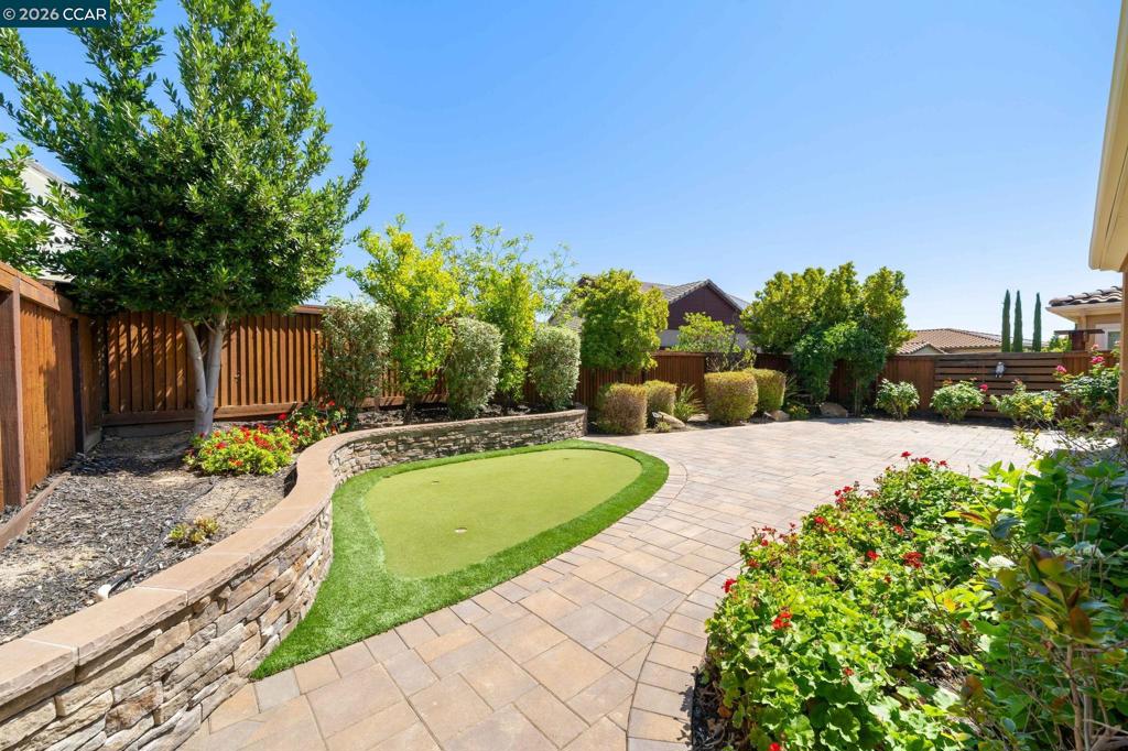 https://media.crmls.org/mediaz/7df03585-24aa-42b3-8cfd-62fd0844b93b.jpg?preset=X-Large